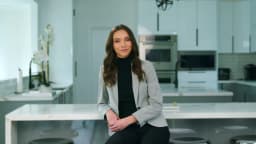AI presenter Annie, bar sitting