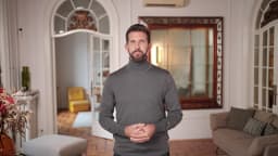 AI presenter Raul, casual sofa
