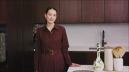 AI presenter Caroline, kitchen standing